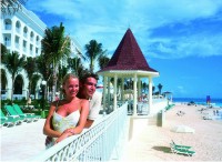 Pareja frente a la playa de cancun, q roo